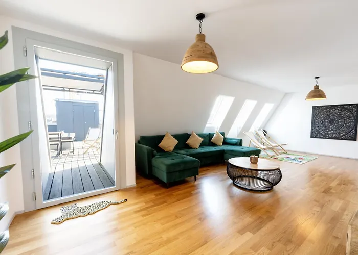 Urban Rooftop Getaway Apartment *