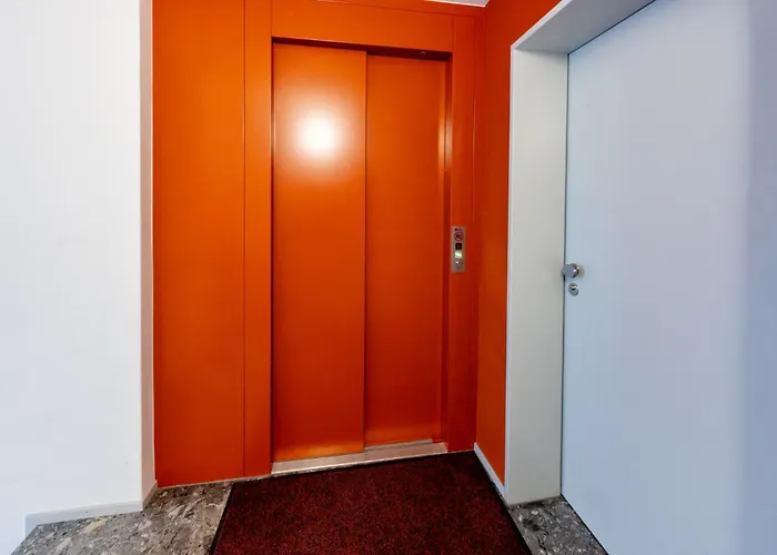 Urban Rooftop Getaway Apartment *