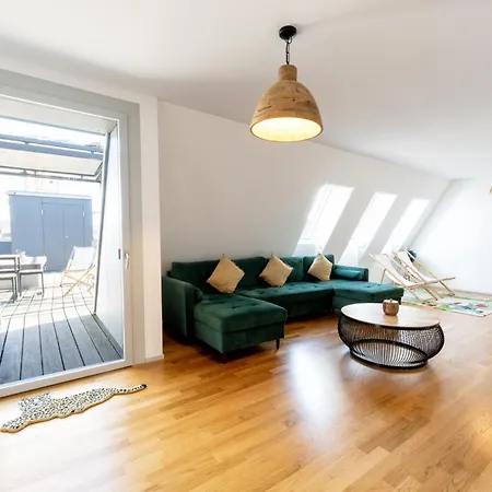 Urban Rooftop Getaway Apartment *