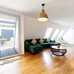 Urban Rooftop Getaway Apartment *