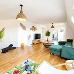 Apartment Urban Rooftop Getaway *