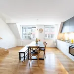 Urban Rooftop Getaway Apartment *