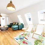 Urban Rooftop Getaway Apartment *
